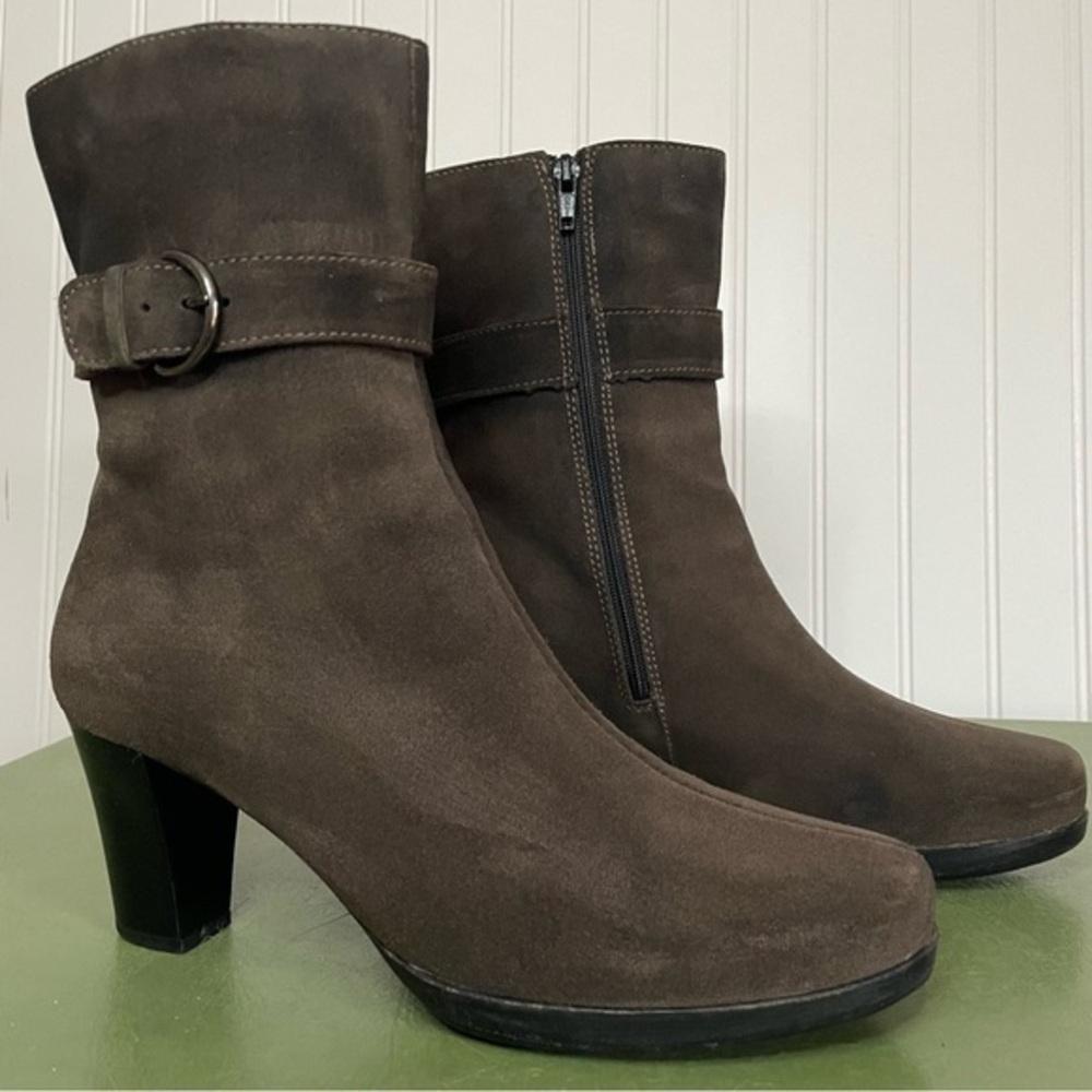 La Canadienne Waterproof Side-Zip Heeled Boots in Chocolate Brown Suede *Canada*